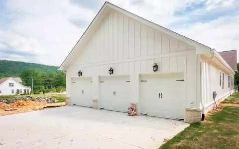 9269 Skyfall Dr, Ooltewah, TN 37363 photo 3