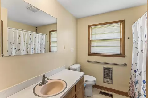 Bath - 2362 Fall River Rd, Goodspring, TN 38460 photo 3 of 4