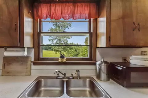 Kitchen - 2362 Fall River Rd, Goodspring, TN 38460 photo 2 of 3