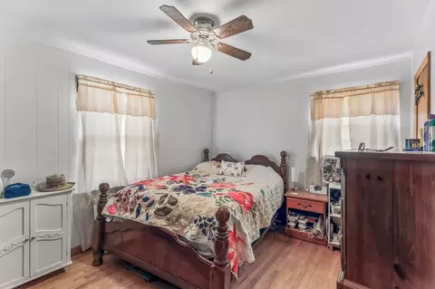 Bedroom - 2362 Fall River Rd, Goodspring, TN 38460 photo 3 of 9