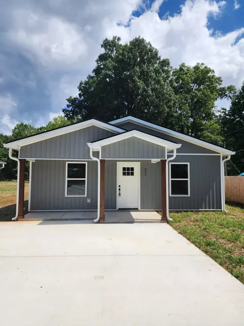 904 E Decherd St, Tullahoma, TN 37388