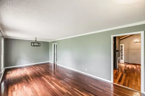Living - 127 Sam Davis Dr, Springfield, TN 37172 photo 2 of 9