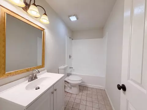 Bath - 7502 Lone Eagle Dr, Murfreesboro, TN 37128 photo 3 of 4