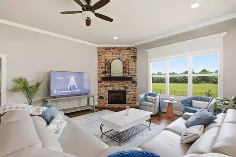Living - 2027 Imagine Cir, Spring Hill, TN 37174 photo 2 of 4
