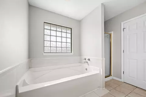 Bath - 212 Comer Cir, Murfreesboro, TN 37128 photo 4 of 6