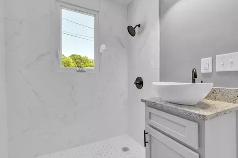 Bath - 223 4th Ave E, Springfield, TN 37172 photo 1 of 2
