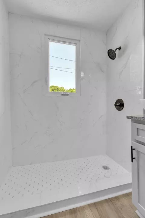 Bath - 223 4th Ave E, Springfield, TN 37172 photo 2 of 2