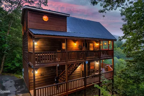 2420 Misty Shadows Dr, Sevierville, TN 37862