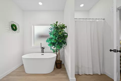 Bath - 1031 Northside Dr, Dickson, TN 37055 photo 3 of 4