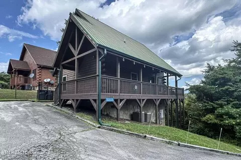 1482 Red Cedar Ln, Sevierville, TN 37876