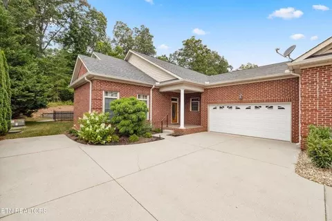 2203 Mountain Dr, Lenoir City, TN 37772