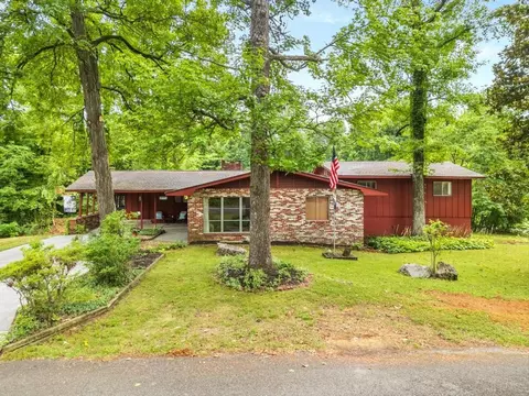 2815 NW Greenwood Dr, Cleveland, TN 37312