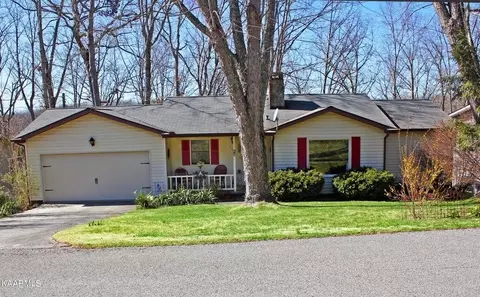 135 Lakeshire Dr, Crossville, TN 38558