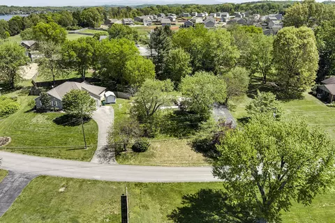 1028 Leona Dr, Lenoir City, TN 37772