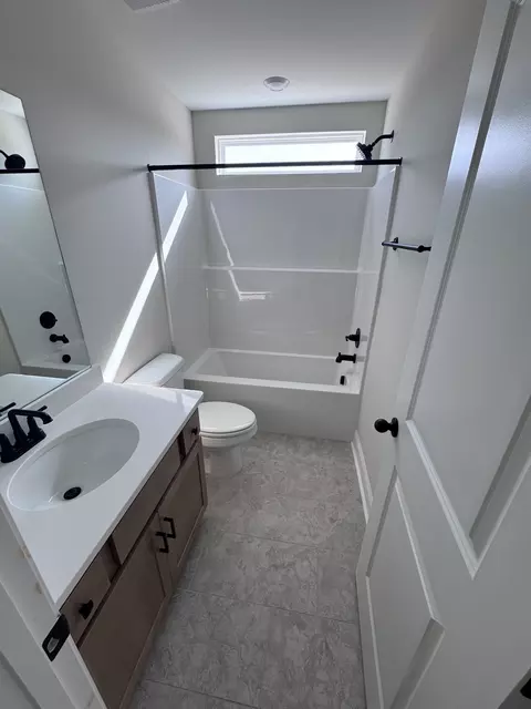 Bath - 1824 Flatwaters St, Spring Hill, TN 37174 photo 1 of 2