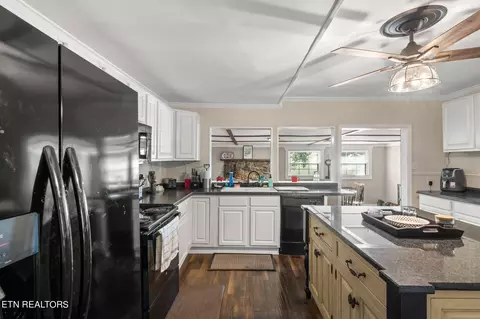 18505 Sunnyside Rd, Philadelphia, TN 37846