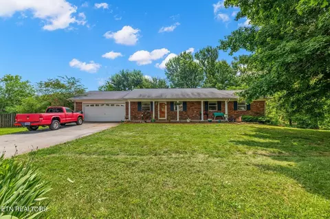 1921 Calloway Cir, Lenoir City, TN 37772