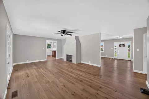 Living - 926 Dyer Cir, Morrison, TN 37357 photo 4 of 6