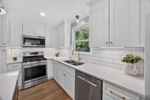 Kitchen - 926 Dyer Cir, Morrison, TN 37357 photo 4 of 5