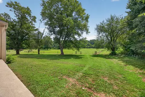 Exterior - 926 Dyer Cir, Morrison, TN 37357 photo 4 of 11