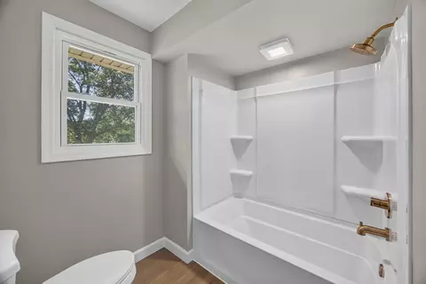 Bath - 926 Dyer Cir, Morrison, TN 37357 photo 3 of 3