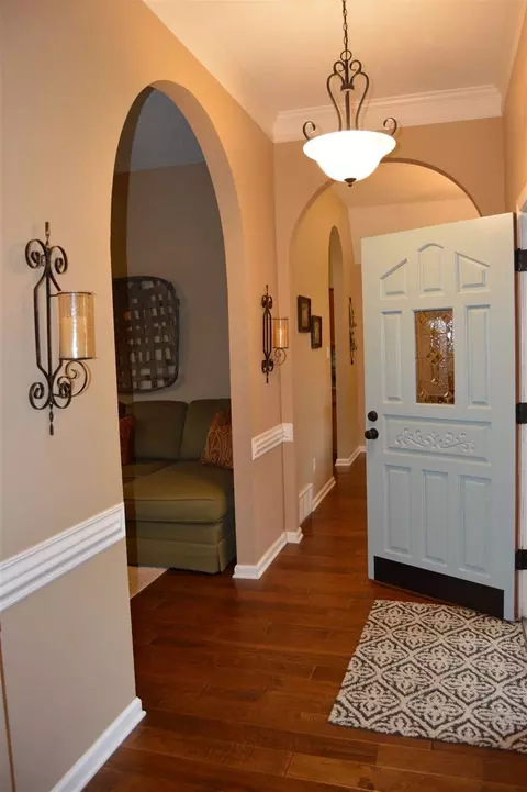 1055 Sugar Ln, Collierville, TN 38017 photo 2
