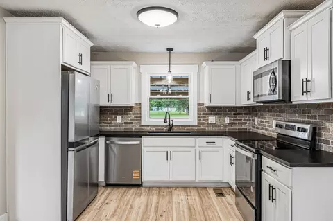 Kitchen - 200 Blackpatch Dr, Springfield, TN 37172 photo 3 of 4