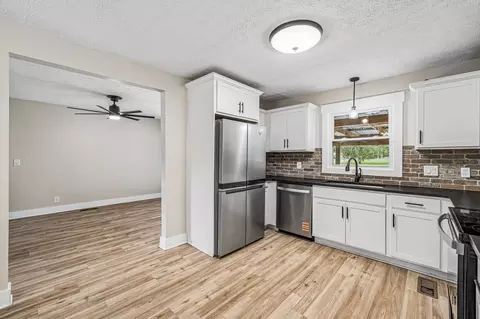 Kitchen - 200 Blackpatch Dr, Springfield, TN 37172 photo 4 of 4