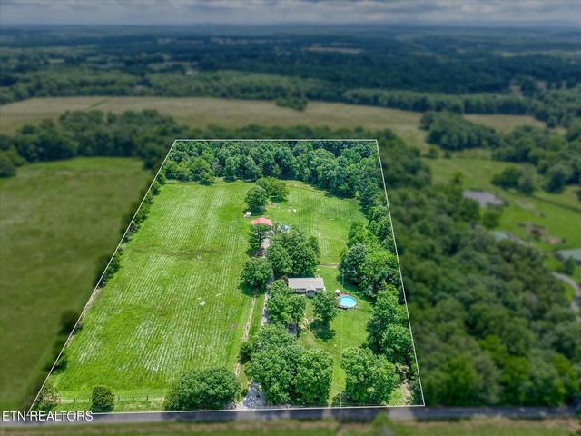 411 Phipps Rd, Crossville, TN 38571
