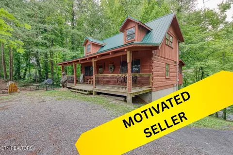 1136 E Foothills Dr, Gatlinburg, TN 37738