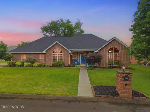 1311 Flanders Ln, Maryville, TN 37803