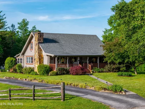 918 Country Ln, Walland, TN 37886