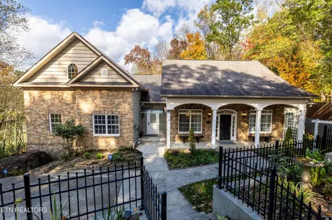 2211 Richwood Dr, Maryville, TN 37803