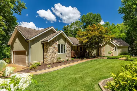 220 Melton Hill Dr, Clinton, TN 37716