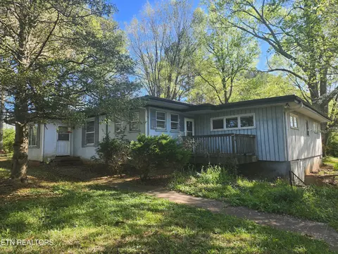 662 Sam Houston School Rd, Maryville, TN 37804