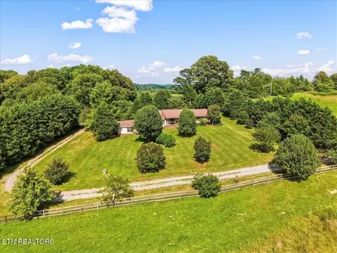 1689 Vaughn Rd, Lenoir City, TN 37772