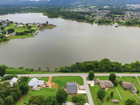 8211 Snow Hill Rd, Ooltewah, TN 37363