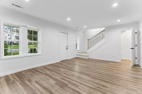 Living - 527 E Castle St, Murfreesboro, TN 37130 photo 2 of 2