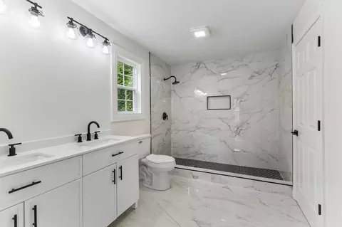 Bath - 527 E Castle St, Murfreesboro, TN 37130 photo 1 of 3