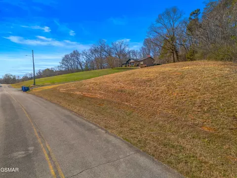 32 E Cross Rd, Dandridge, TN 37725
