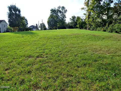 2 W Main St, Dandridge, TN 37725