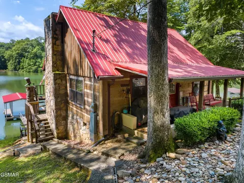 1055 Dean Cir, Dandridge, TN 37725