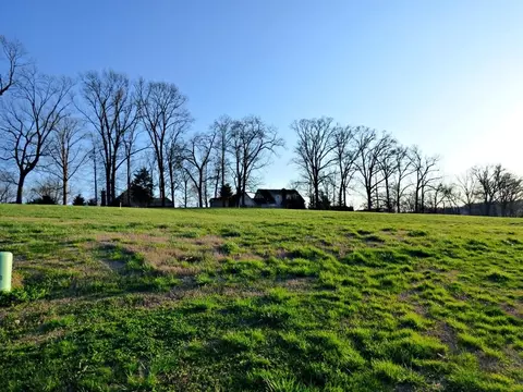 9 Fairway Dr, Dandridge, TN 37725