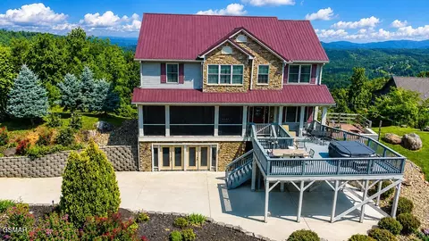 706 Chestnut Dr, Gatlinburg, TN 37738