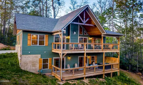 408 Potters Ridge Rd, Gatlinburg, TN 37738