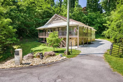 805 N Woodland Dr, Gatlinburg, TN 37738