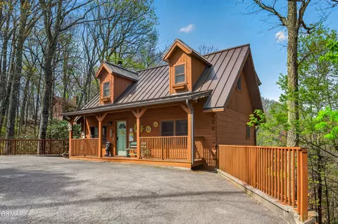 2307 Smoky Mountain Ct, Gatlinburg, TN 37738