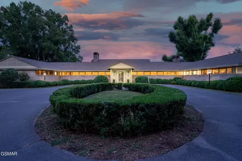 312 Paine Lake Dr, Sevierville, TN 37862