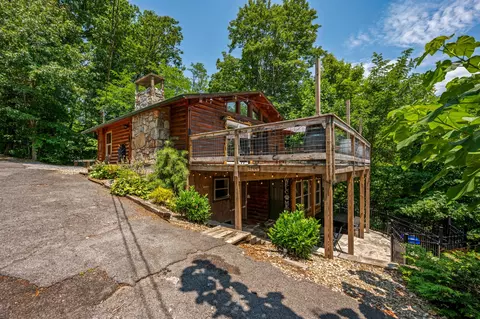 1166 Ski View Dr, Gatlinburg, TN 37738