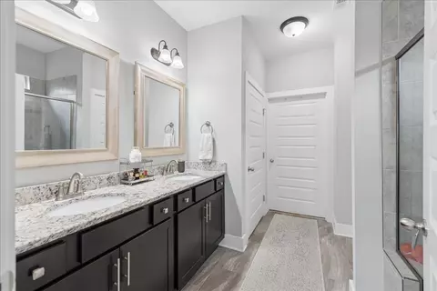 Bath - 1045 Windemere Dr, Gallatin, TN 37066 photo 1 of 3